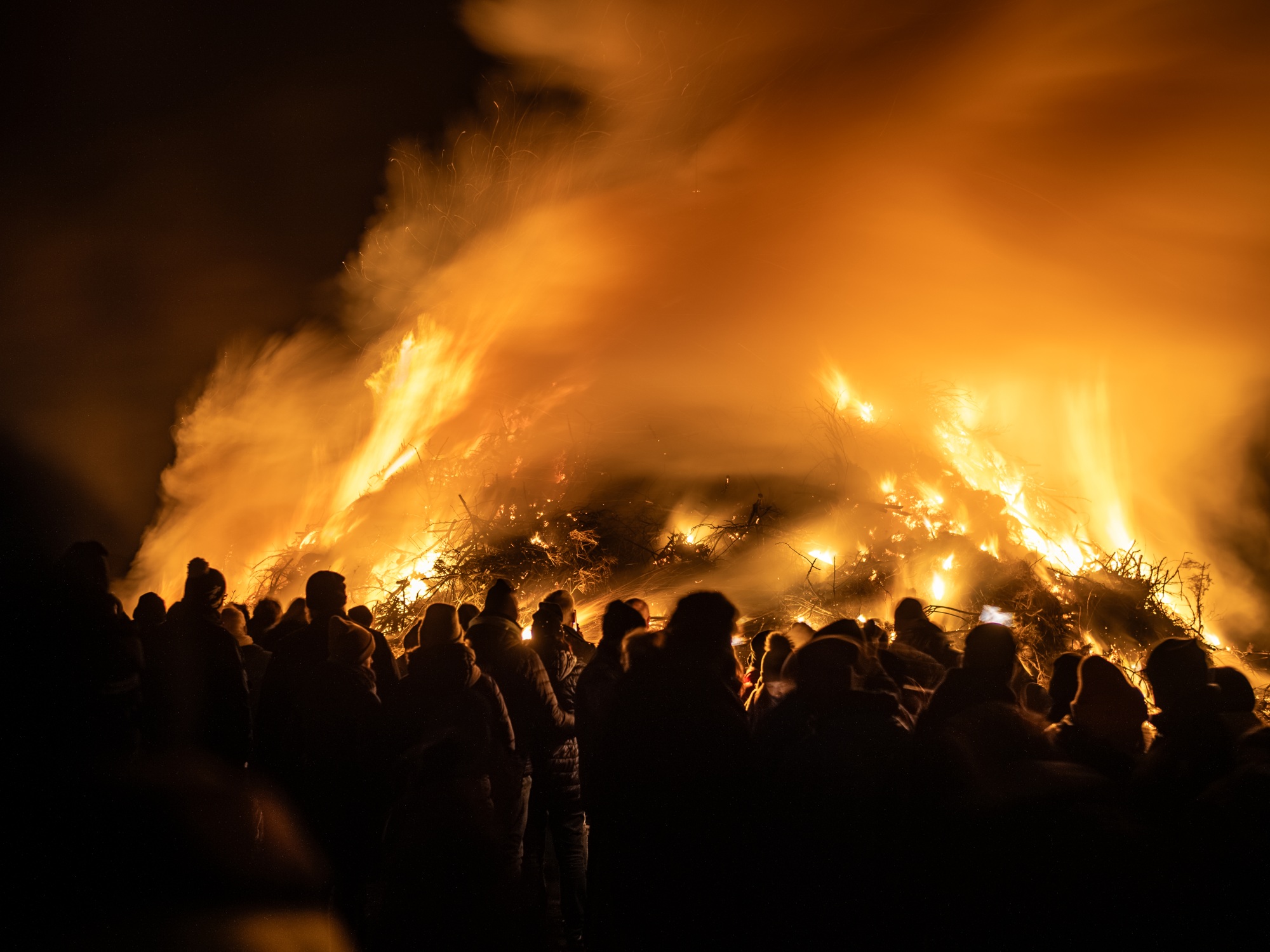 Die Menge vor dem Feuer