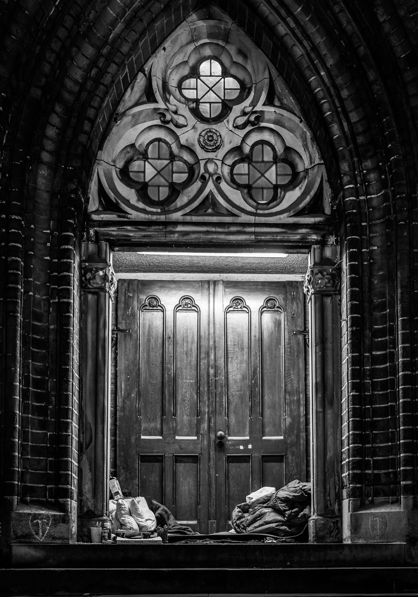 Hab und Gut vor der verschlossenen Kirche